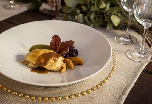 Pularda al estragón con lombarda y manzana sobre velouté de verduras