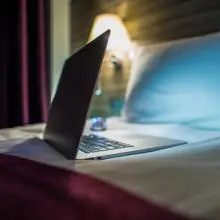 Los ordenadores portátiles y los smartphones no son los mejores aliados para conciliar el sueño