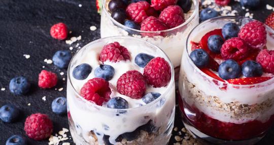 Yogur con frambuesas, arándanos y copos de avena