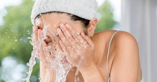 Lavarse la cara todos los días y usar crema hidratante aumentará la cantidad de agua en la piel.