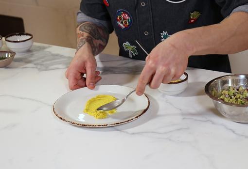 El Chef Bosquet, poniendo la base de hummus de cúrcuma en el plato.