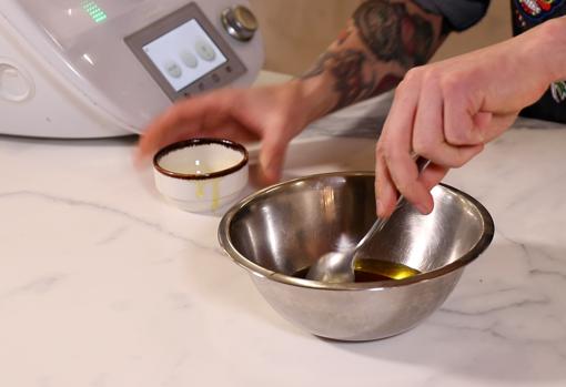 El Chef Bosquet, preparando el relleno de los muffins con aceite de oliva y cacao.