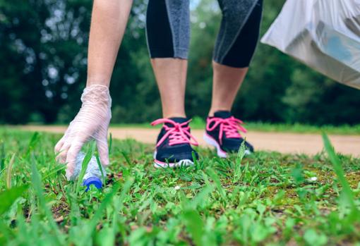 Plogging: cómo ponerse en forma por el medio ambiente