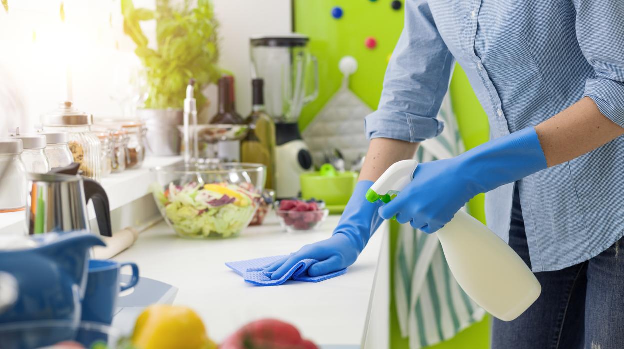 Cómo lavar y desinfectar las bayetas, los estropajos y los trapos de cocina