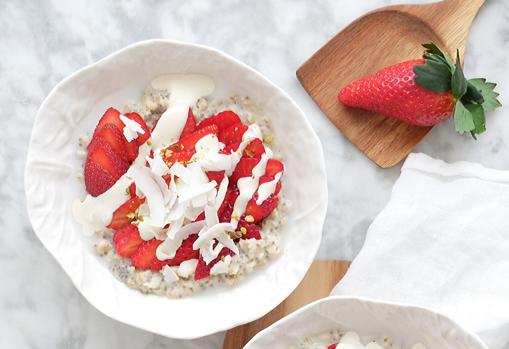 Porridge de fresas, avena y vainilla.