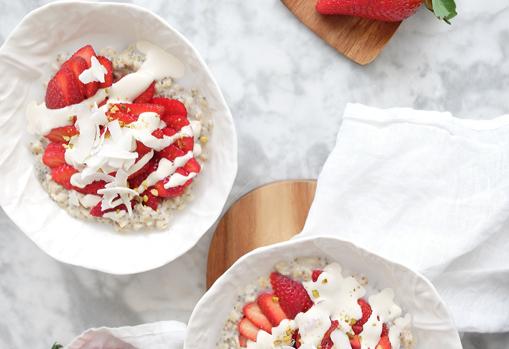 Porridge de fresas, avena y vainilla.