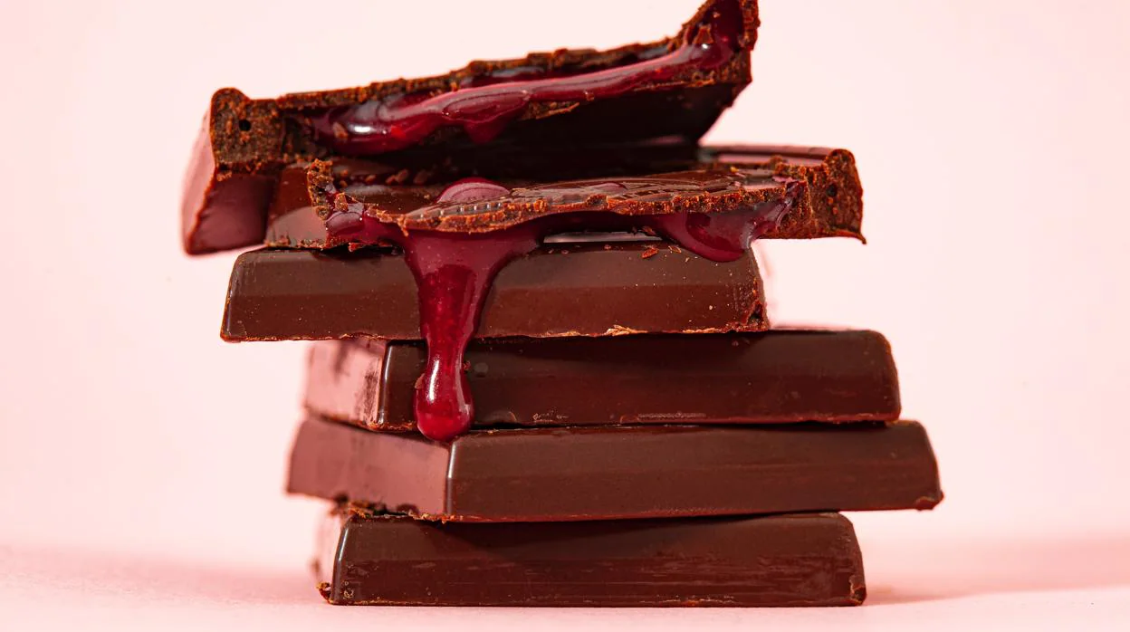 El chocolate contiene triptófano, que ayuda a segregar serotonina, esencial para sentir felicidad