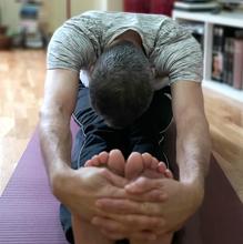 El político Toni Cantó practicando yoga.