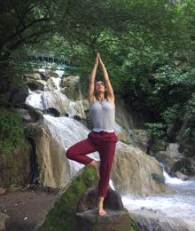 Yaiza Leal, practicando yoga.