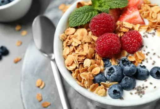 Yogur con avena y fruta, un desayuno saludable