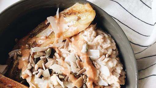 Gachas de avena, plátano y mantequilla de cacahuete.