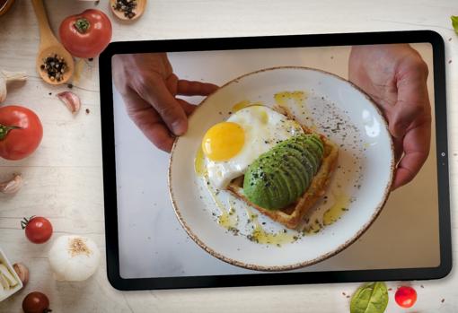 Así queda el gofre de tortilla de patata, una vez decorado con aguacate y huevo a la plancha