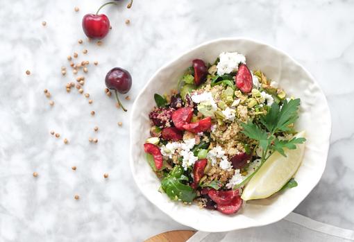 Ensalada de rúcula y cuscús de cerezas: la receta fácil que prepararás en poco tiempo.