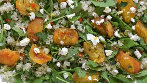 Ensalada de quinoa con albaricoques salteados y rúcula