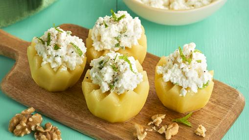 Kiwi relleno de requesón y queso de cabra.