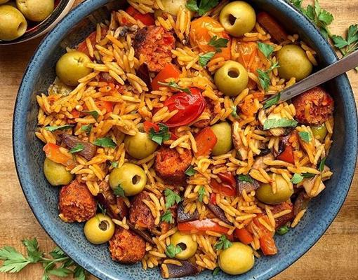 Arroz frito con aceitunas y chorizo