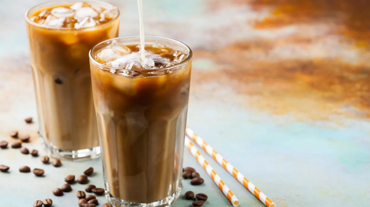 Cómo preparar los cafés más refrescantes: frapé, dalgona o mocca