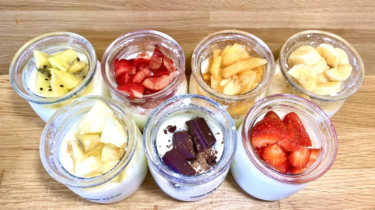 Yogur con frutas de temporada y frutos secos, un tesoro para tu microbiota.