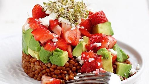 Tartar de lentejas, queso feta y fresas.