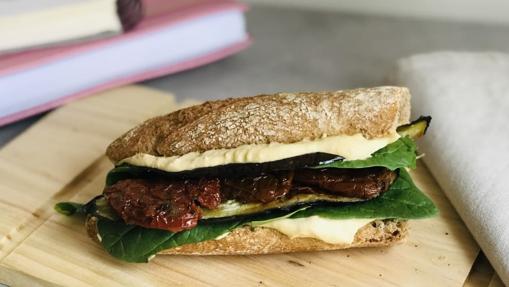 Bocadillo de berenjenas, tomates secos y hummus