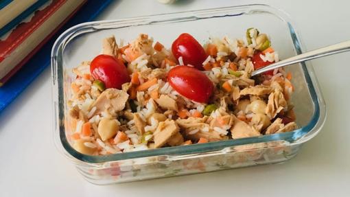 Ensalada de arroz con atún y garbanzos