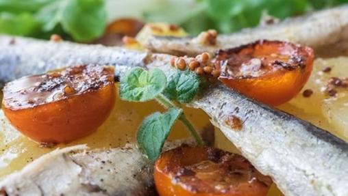 Ensalada de patata con sardinas.