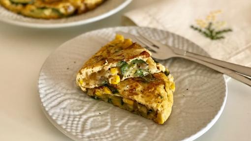 Tortilla de calabacín, maíz y champiñones