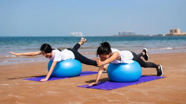 Seis ejercicios prácticos efectivos que puedes hacer con una pelota de playa