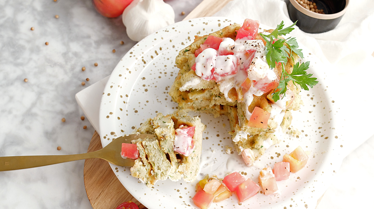 Gofres de garbanzos con tomate y salsa de yogur