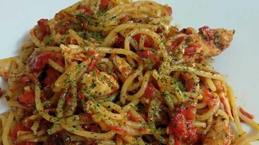 Pasta con pimiento rojo y pollo.