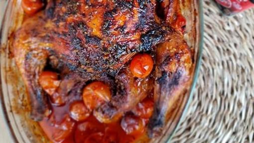 Pollo con tomates cherry.