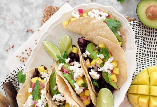 Tacos de mango, frijoles y aguacate.