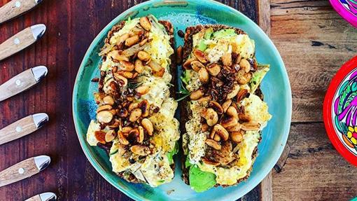 Tostada de aguacate con huevo.