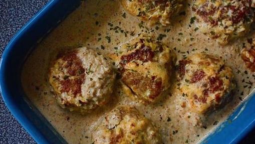 Albóndigas de berenjena con salsa de ricotta y nueces.