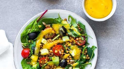 Ensalada de lentejas con salsa de caqui.