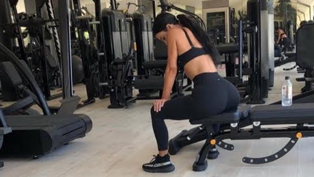 Así entrena Kim Kardashian en su gimnasio portátil