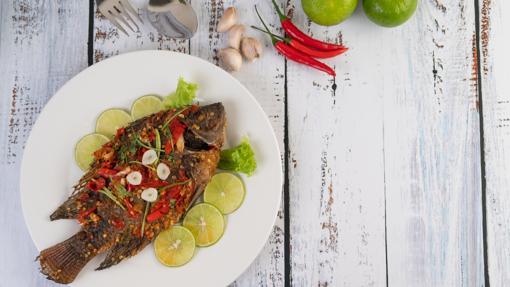 Pescado cocinado con ajo.