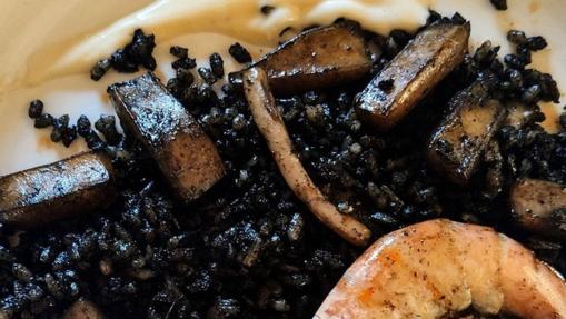 Calamares en su tinta con arroz negro y langostinos