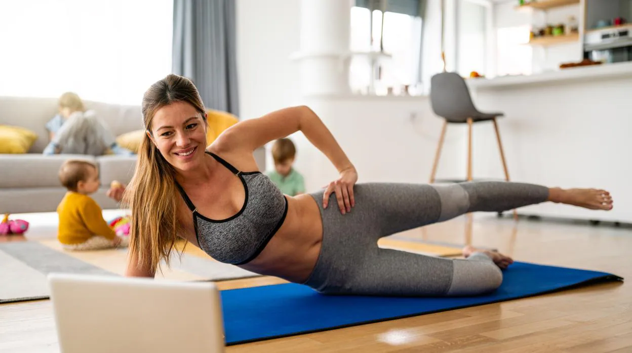 Cinco ejercicios que ayudan a adelgazar y que puedes hacer a diario en el  salón de casa