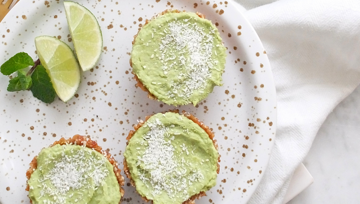 Mini tartas de lima para el postre.