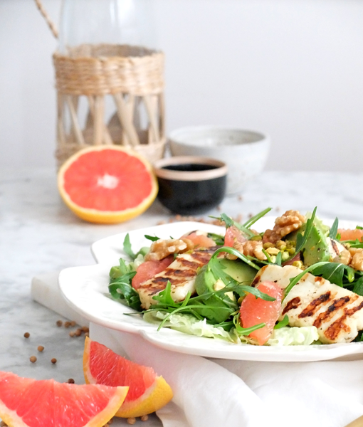 Ensalada de pomelo, aguacate, queso y nueces.