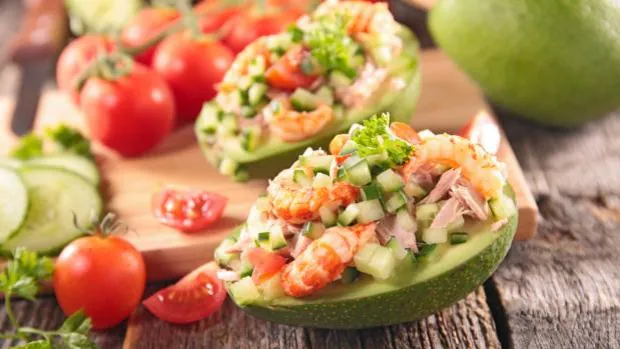 Siete recetas de aguacates rellenos para la cena perfecta