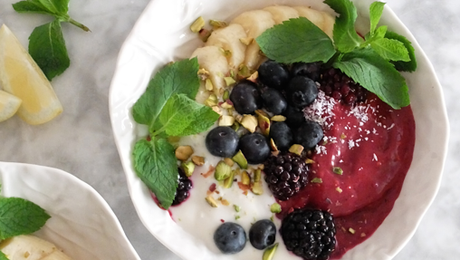 Bol de moras, plátano y yogur