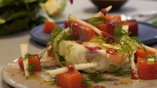 Lechuga trocadero con salmón marinado y remolacha