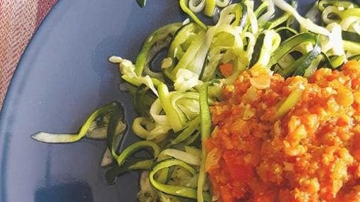 Espaguetis de calabacín con salsa de verduras y almendras.