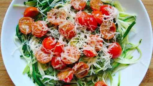 Espaguetis de calabacín al pesto con tomatitos cherry.