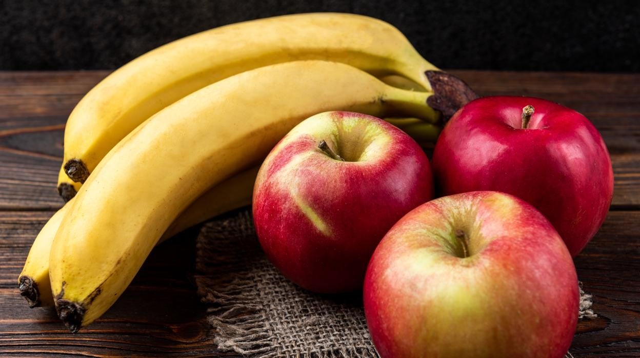 Los plátanos y las manzanas maduran antes si se guardan juntos.