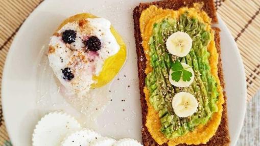 Tostada con aguacate.