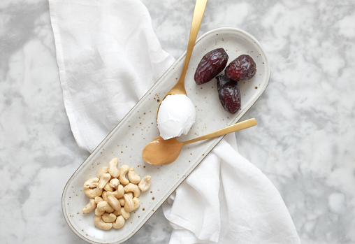 Anacardos, dátiles, leche de coco y crema de cacahuete