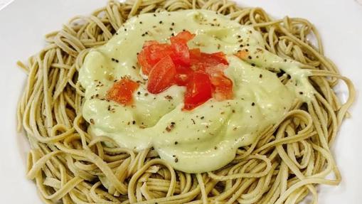 Pasta de edamames con salsa de patata